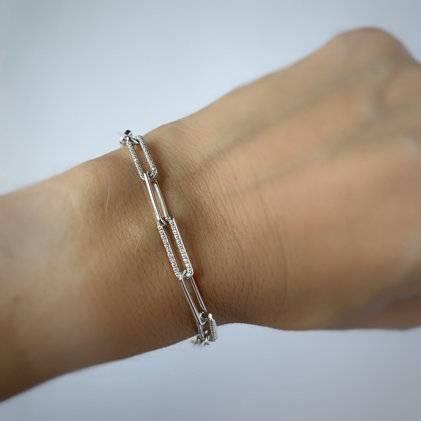 Pulsera de plata Paloma paper clip con circonitas en baño de oro blanco