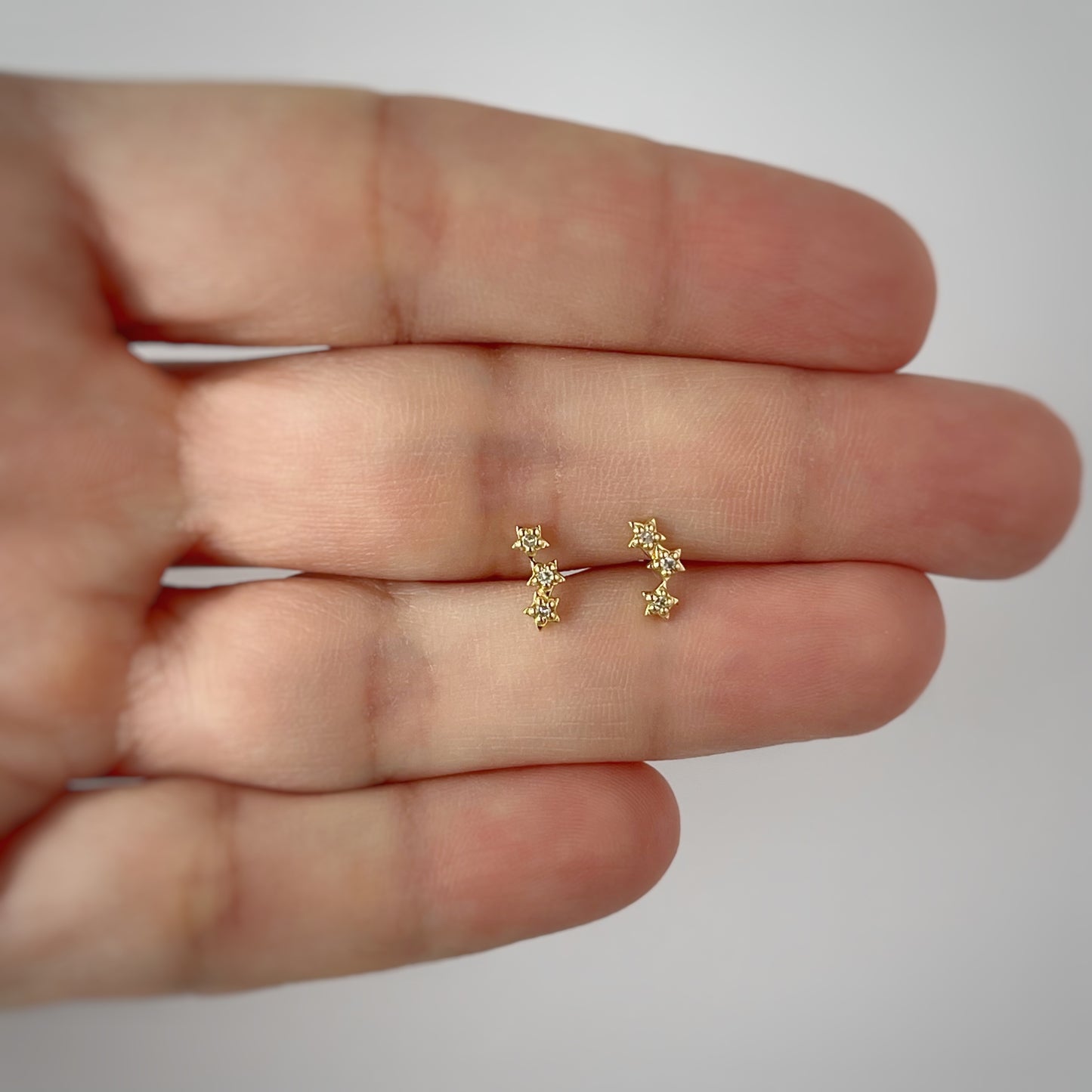 Aretes en oro amarillo 14k trio de estrellas de diamantes 0.04ctw