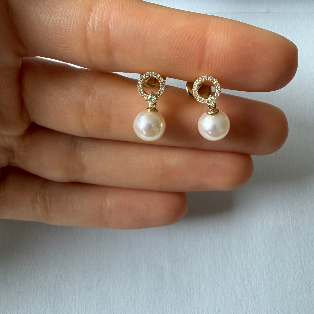 Aretes en oro amarillo 10k de circulo de diamantes 0.18ctw y perla colgante con broche a rosca