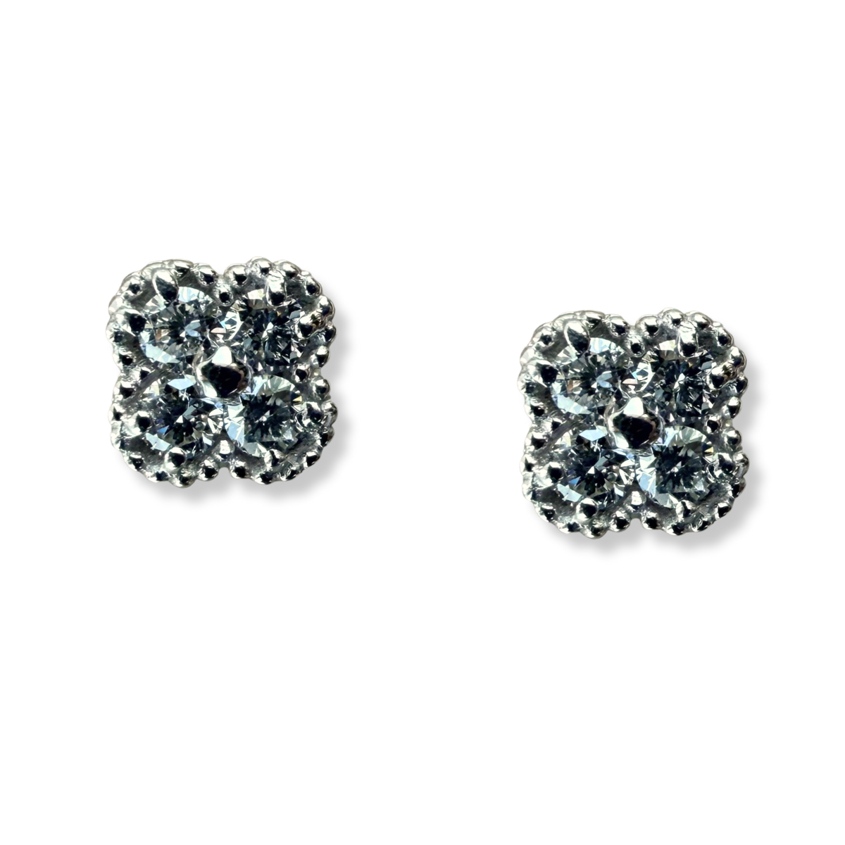Aretes de plata con flor de cuatro diamantes de laboratorio