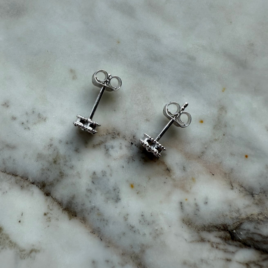 Aretes de plata con flor de cuatro diamantes de laboratorio