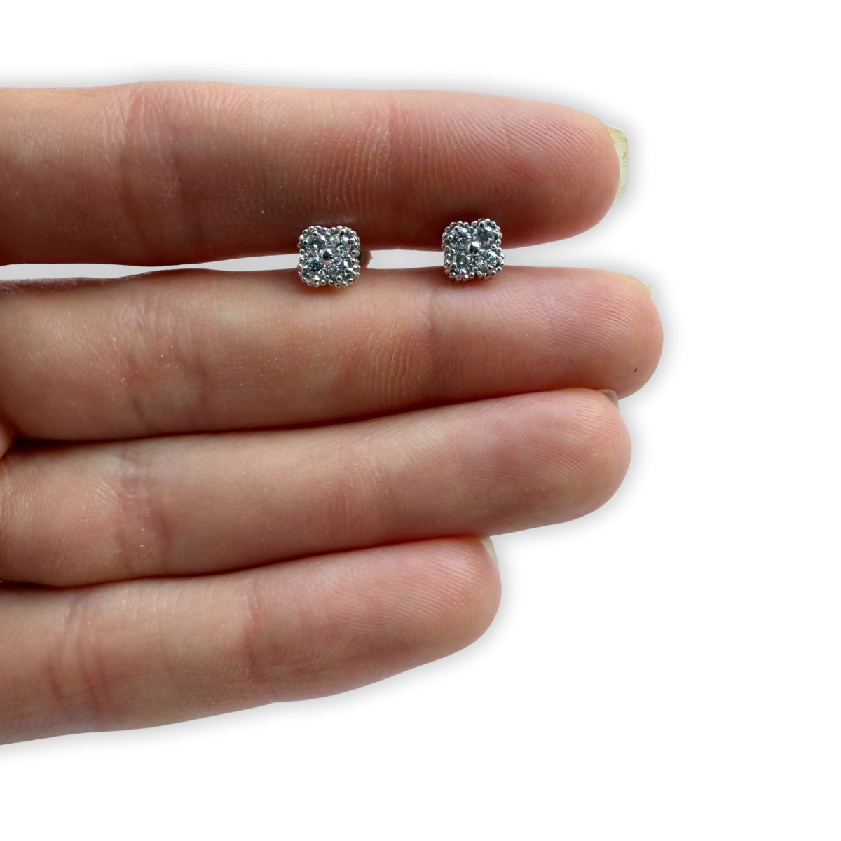 Aretes de plata con flor de cuatro diamantes de laboratorio