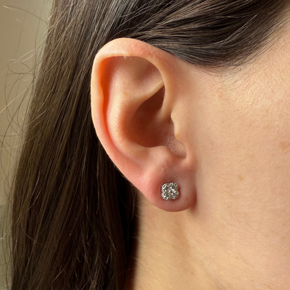 Aretes de plata con flor de cuatro diamantes de laboratorio