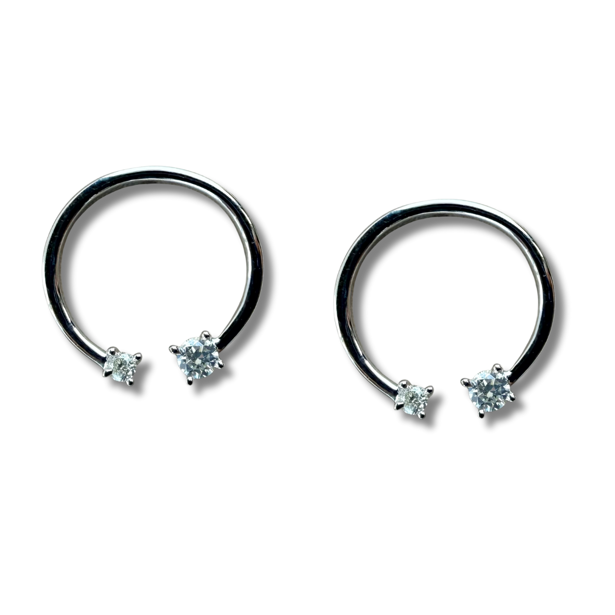 Aretes círculo abierto en plata con diamante de 0.14ctw