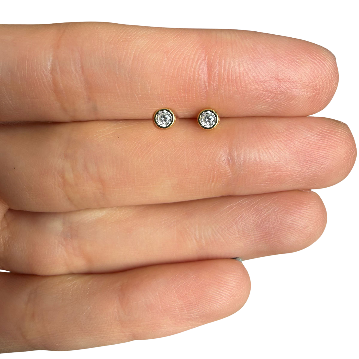 Aretes en oro amarillo 18K con circonita biselada blanca con tope rosca