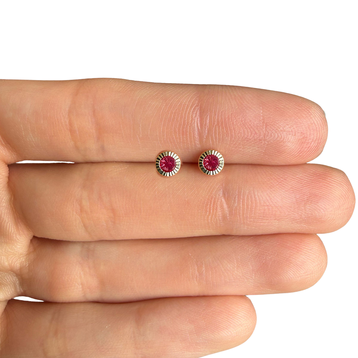 Aretes con circonita redonda fucsia biselada de rayitas en oro amarillo 14k con tope rosca