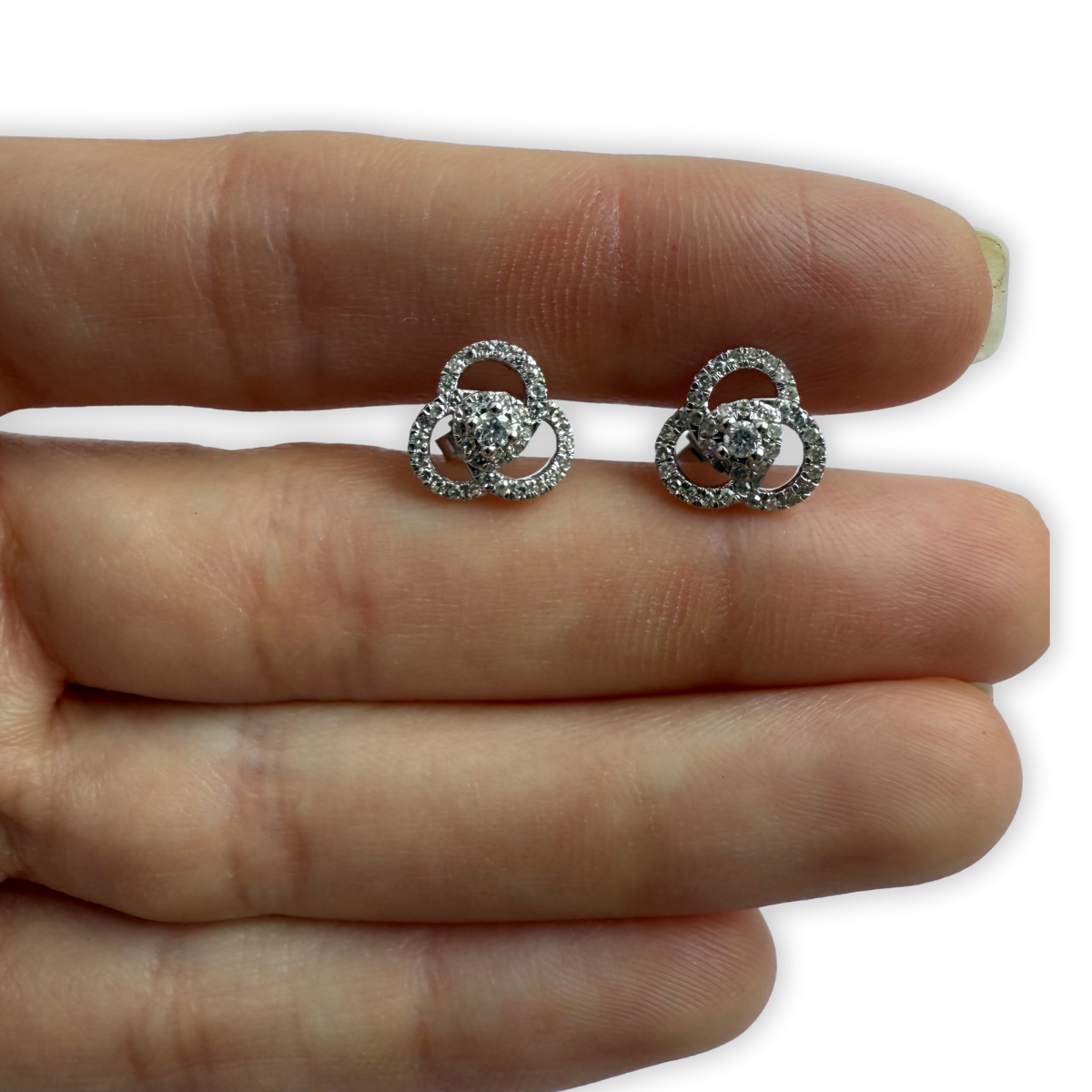 Aretes de oro blanco de 14k con tres círculos entrelazados de diamantes 0.33ctw