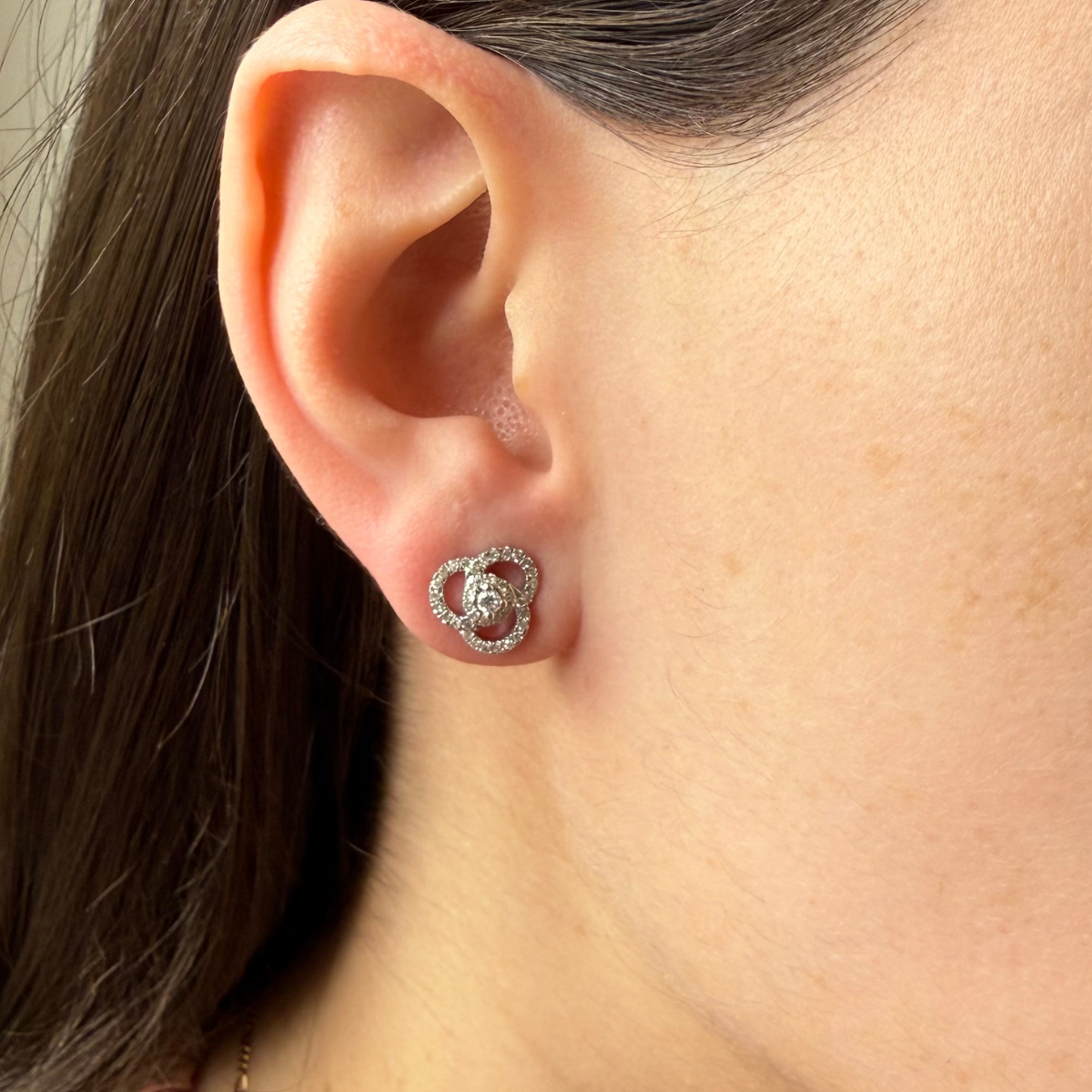 Aretes de oro blanco de 14k con tres círculos entrelazados de diamantes 0.33ctw