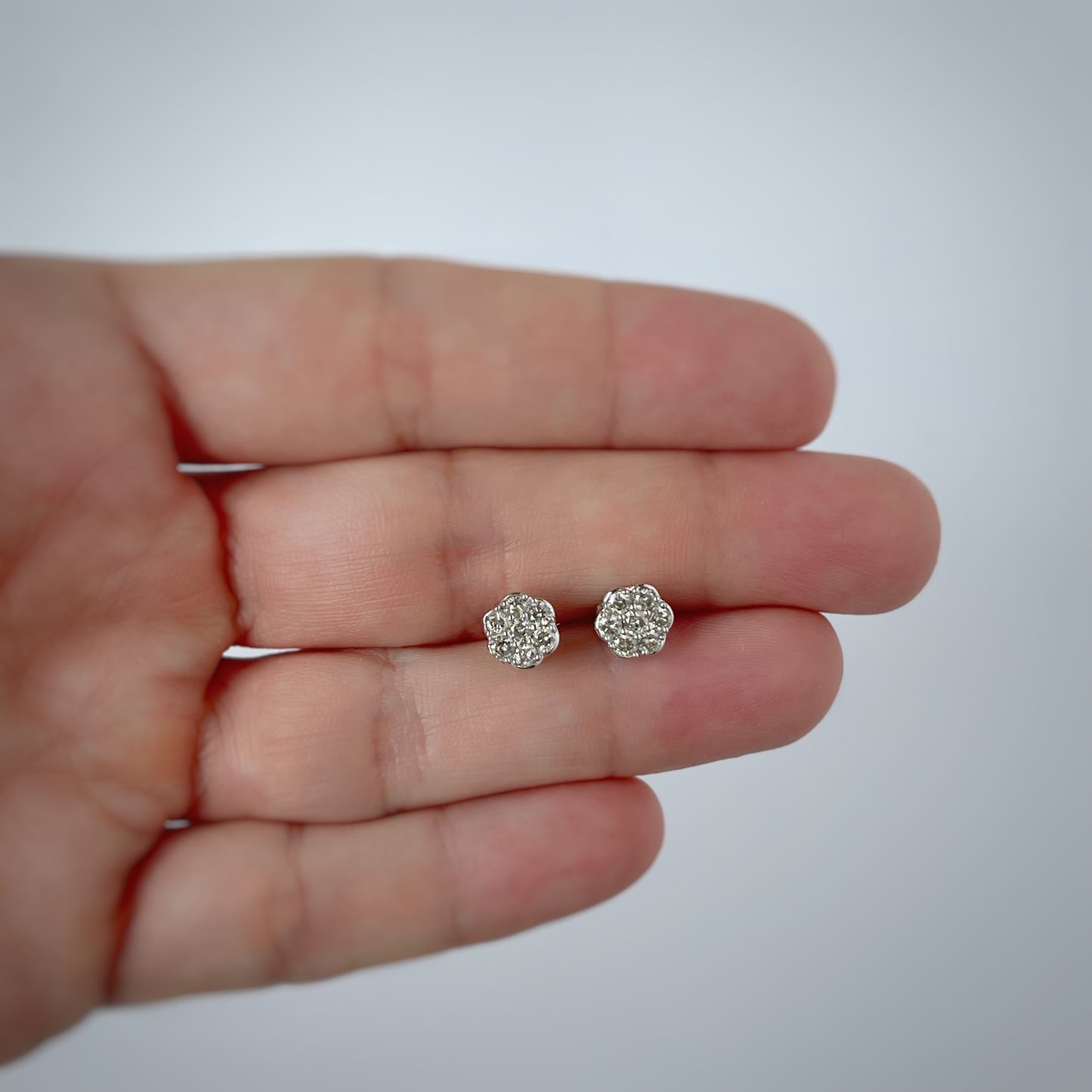 Aretes en oro blanco 10k con cluster flor de diamantes de 0.50ctw