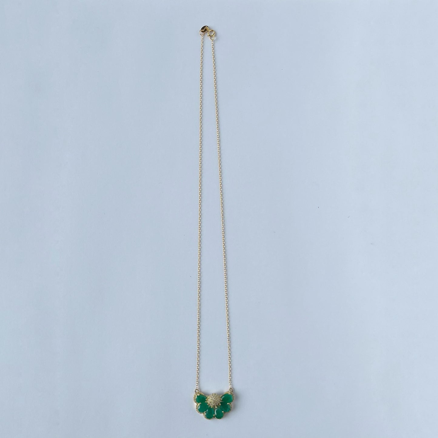 Collar en plata con baño de oro y 3.9ctw de esmeraldas y 0.50ctw de diamantes