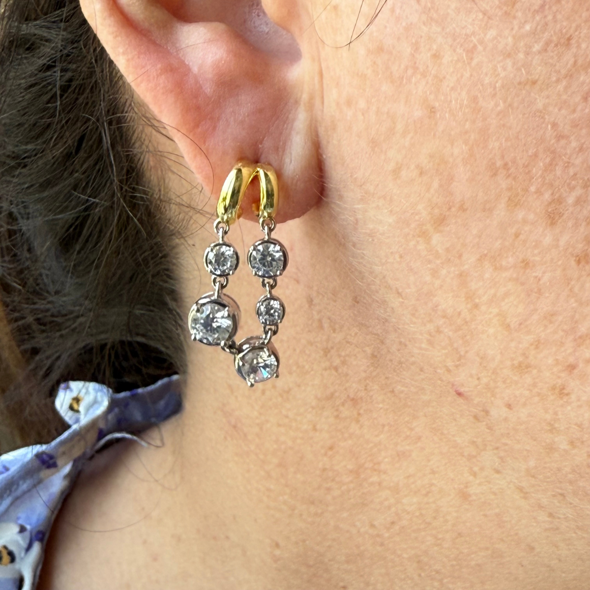 Aretes de plata con baño platino y baño de oro amarillo con doble fila de circones redondos colgando y doble argolla