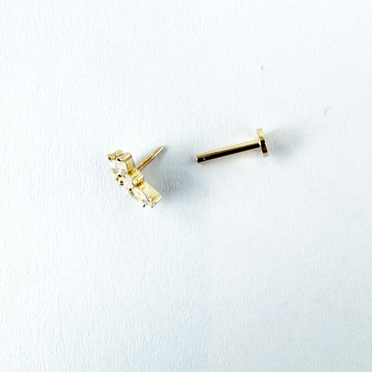 Arete piercing en oro amarillo 14k con marquesas de circonitas en forma de flor