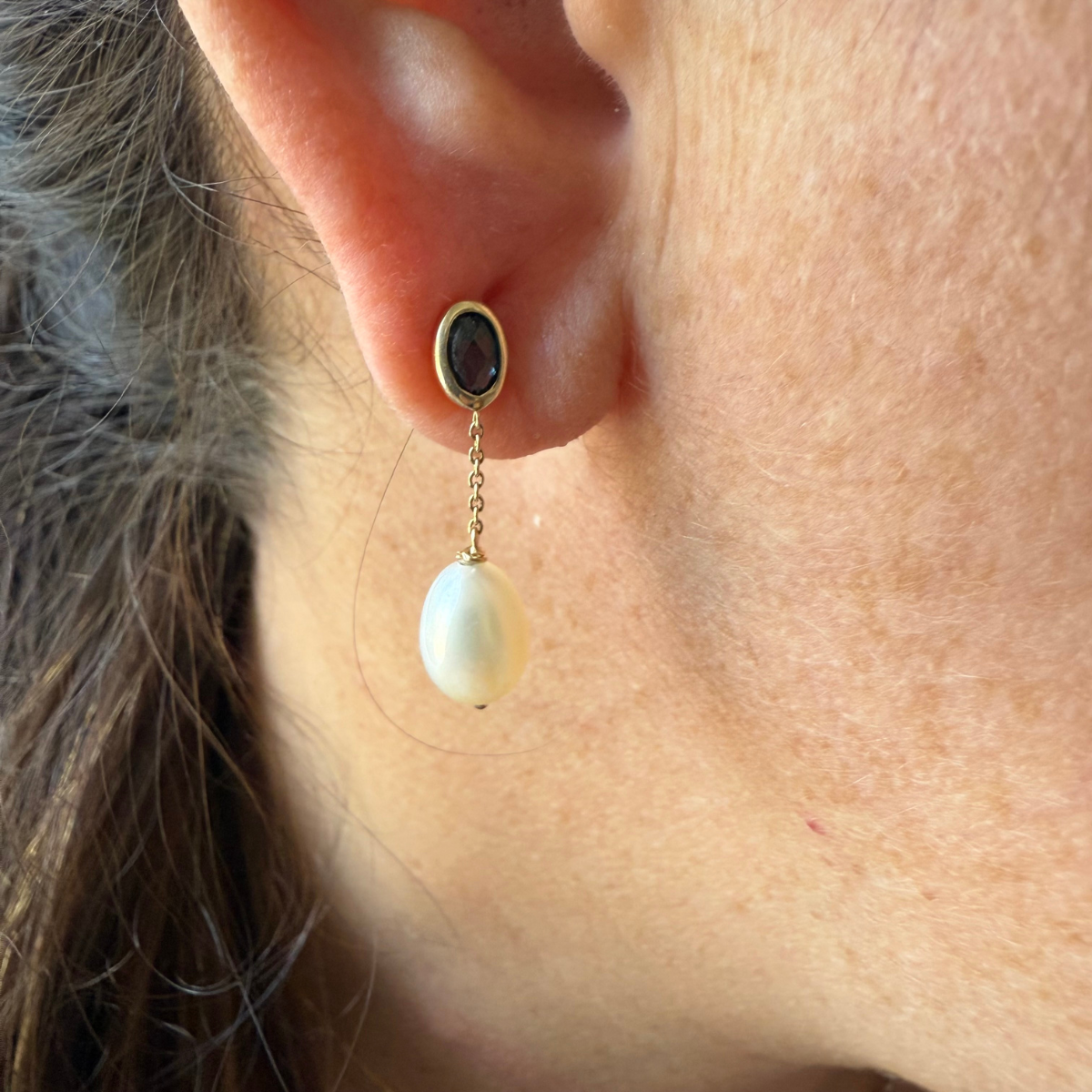 Aretes en oro amarillo 10k con topacio London Blue biselado y perla colgante
