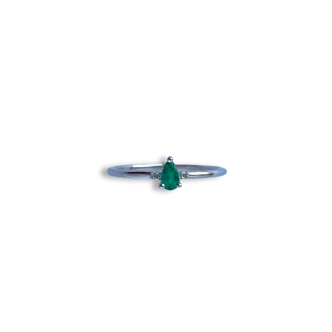 Anillo en oro blanco 10k con esmeralda corte pera y diamantes