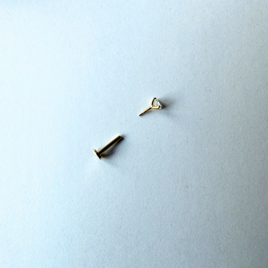 Arete piercing en oro amarillo 14k con diamante de laboratorio 3mm
