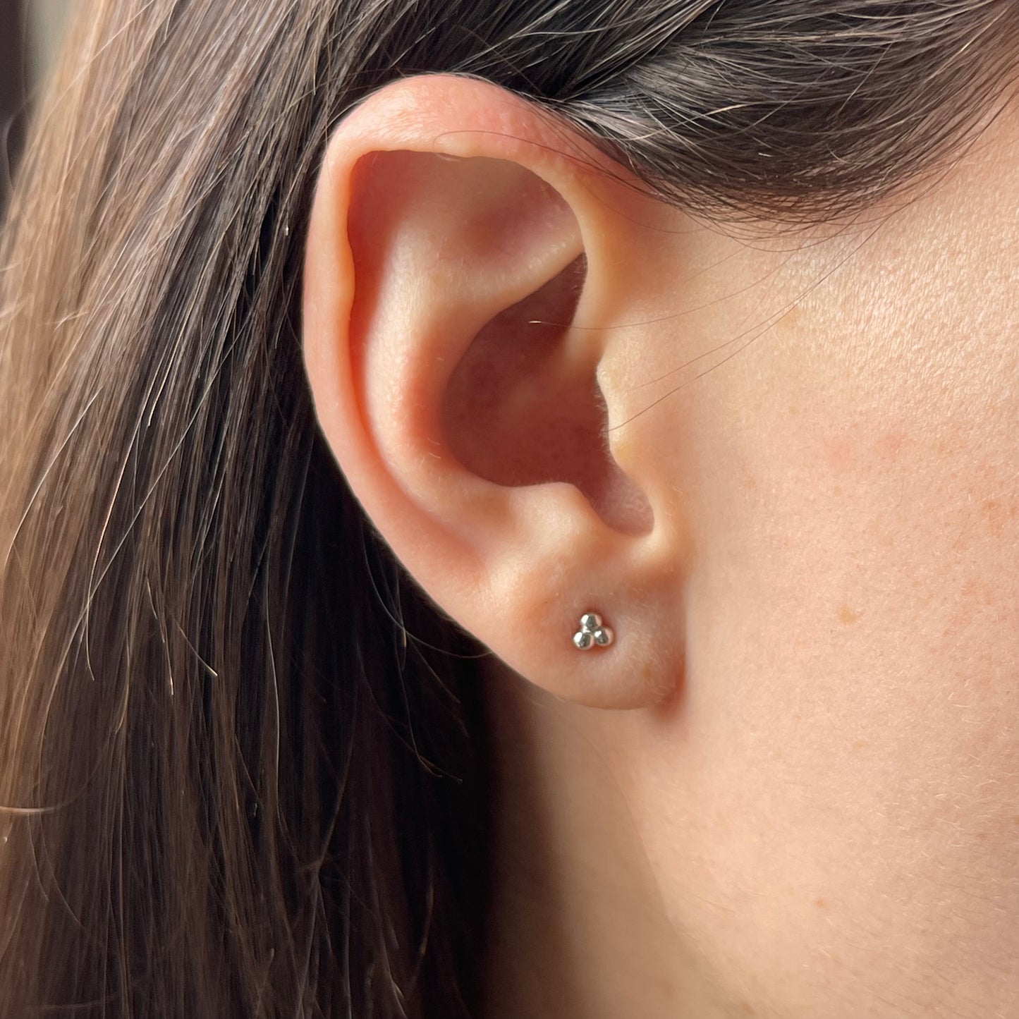 Aretes en oro blanco 14k de 3 bolitas con tope tornillo