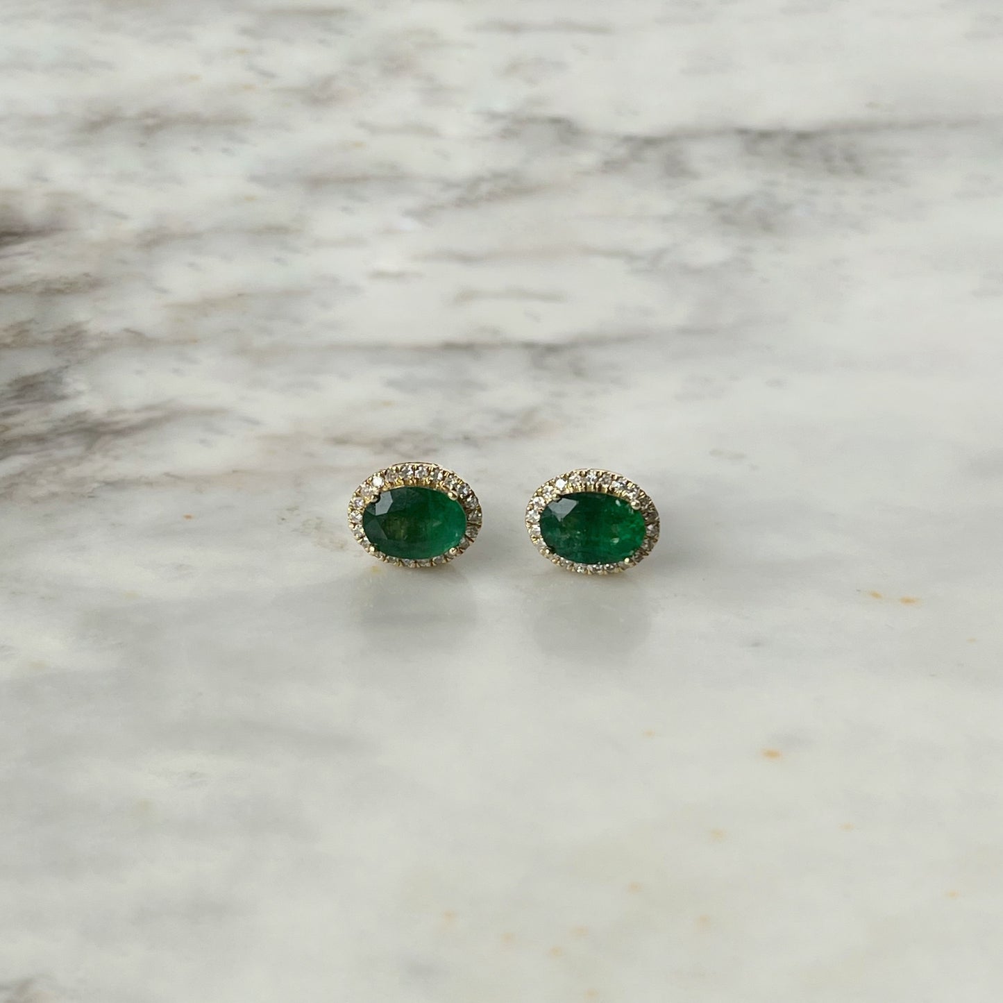 Aretes en oro amarillo 14k con esmeralda y halo de diamantes 0.20ctw y tope de tornillo
