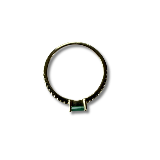 Anillo en oro amarillo 10K con esmeralda rectangular y diamantes 0.15ctw