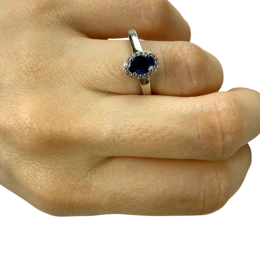 Anillo en oro blanco 10k con zafiro ovalado y halo de diamantes