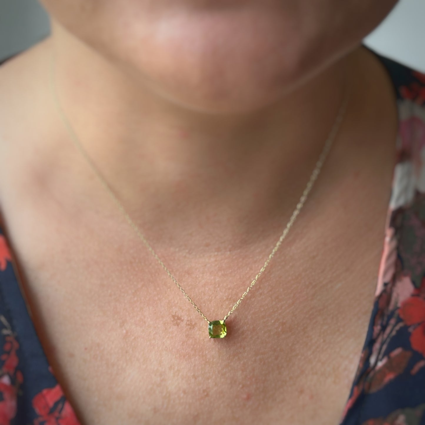 Collar en oro amarillo 10k con peridot cuadrada