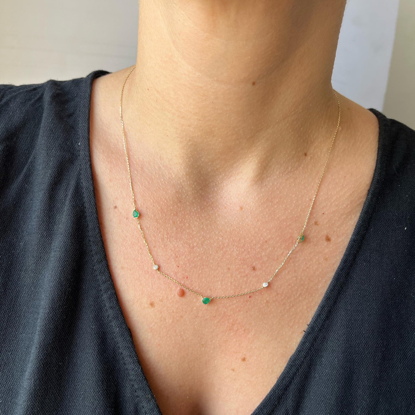 Collar en oro amarillo 14K con esmeraldas corte pera y diamantes 0.07ctw