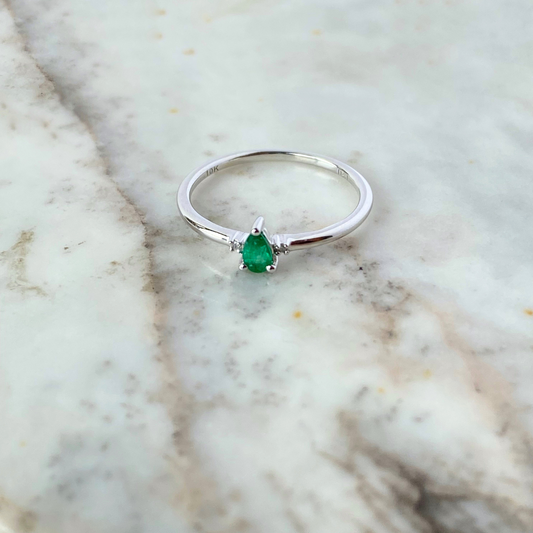 Anillo en oro blanco 10k con esmeralda corte pera y diamantes