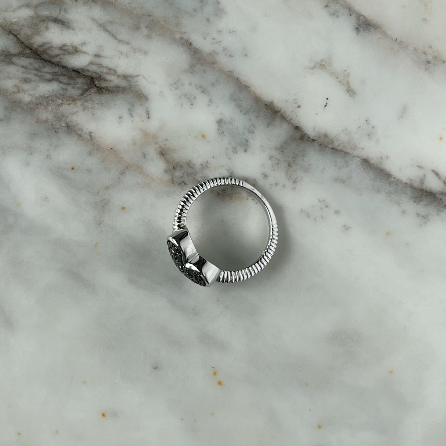 Anillo de plata con corazón de diamantes negros 0.20ctw