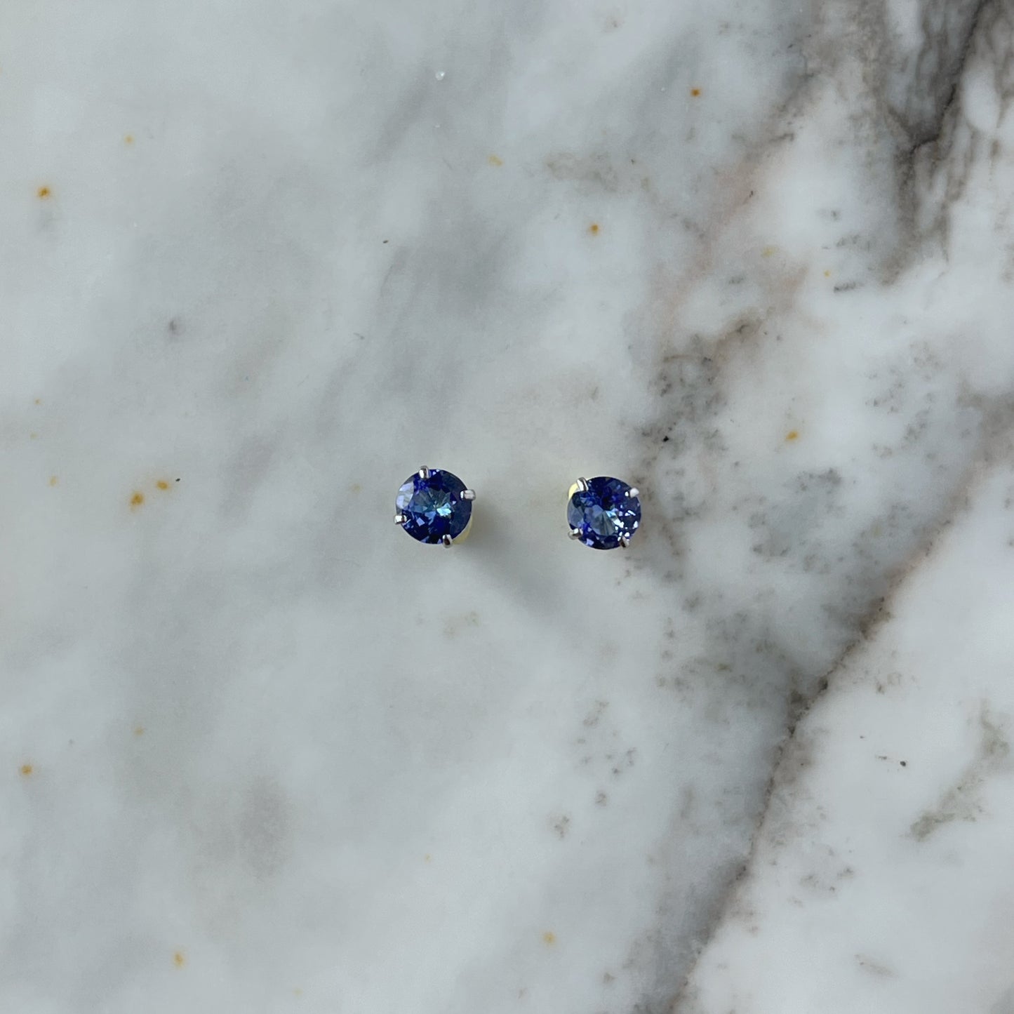Aretes studs en oro blanco 14k de tanzanita 0.80ctw