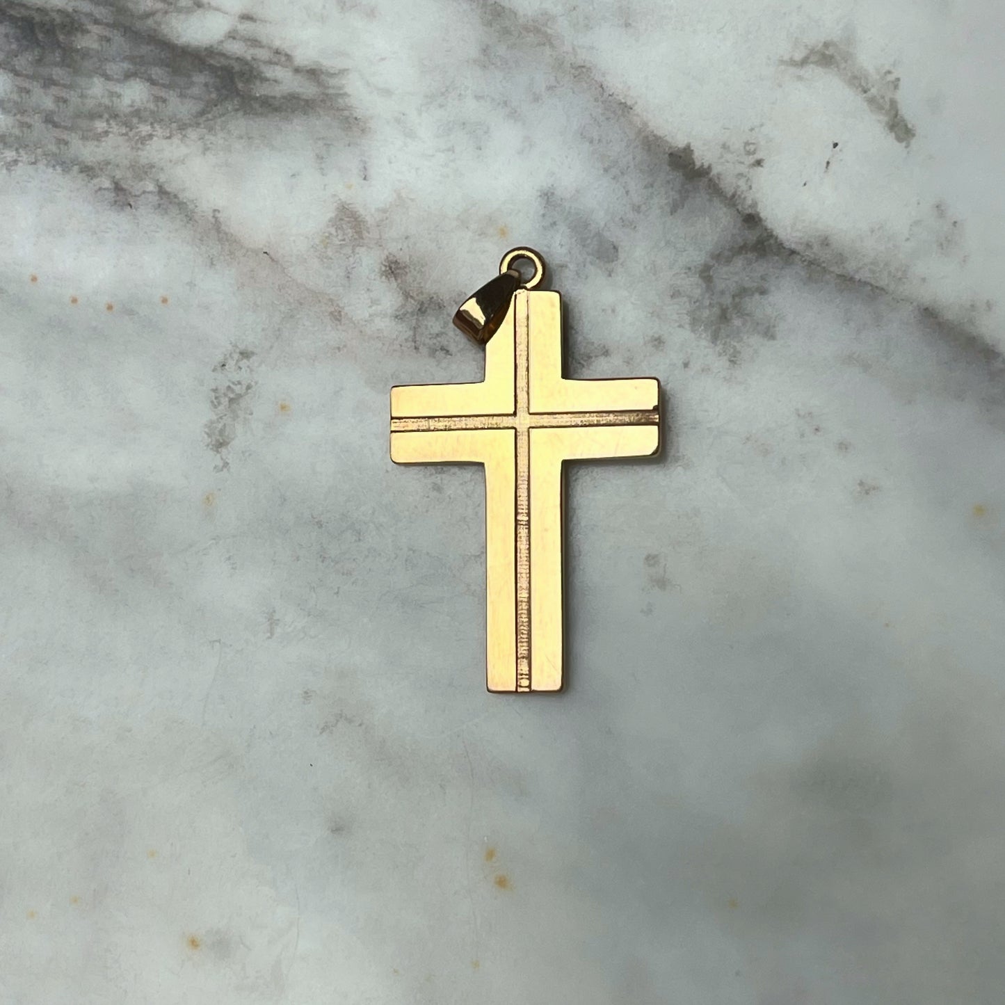 Dije de cruz con canal en el centro en oro 18k