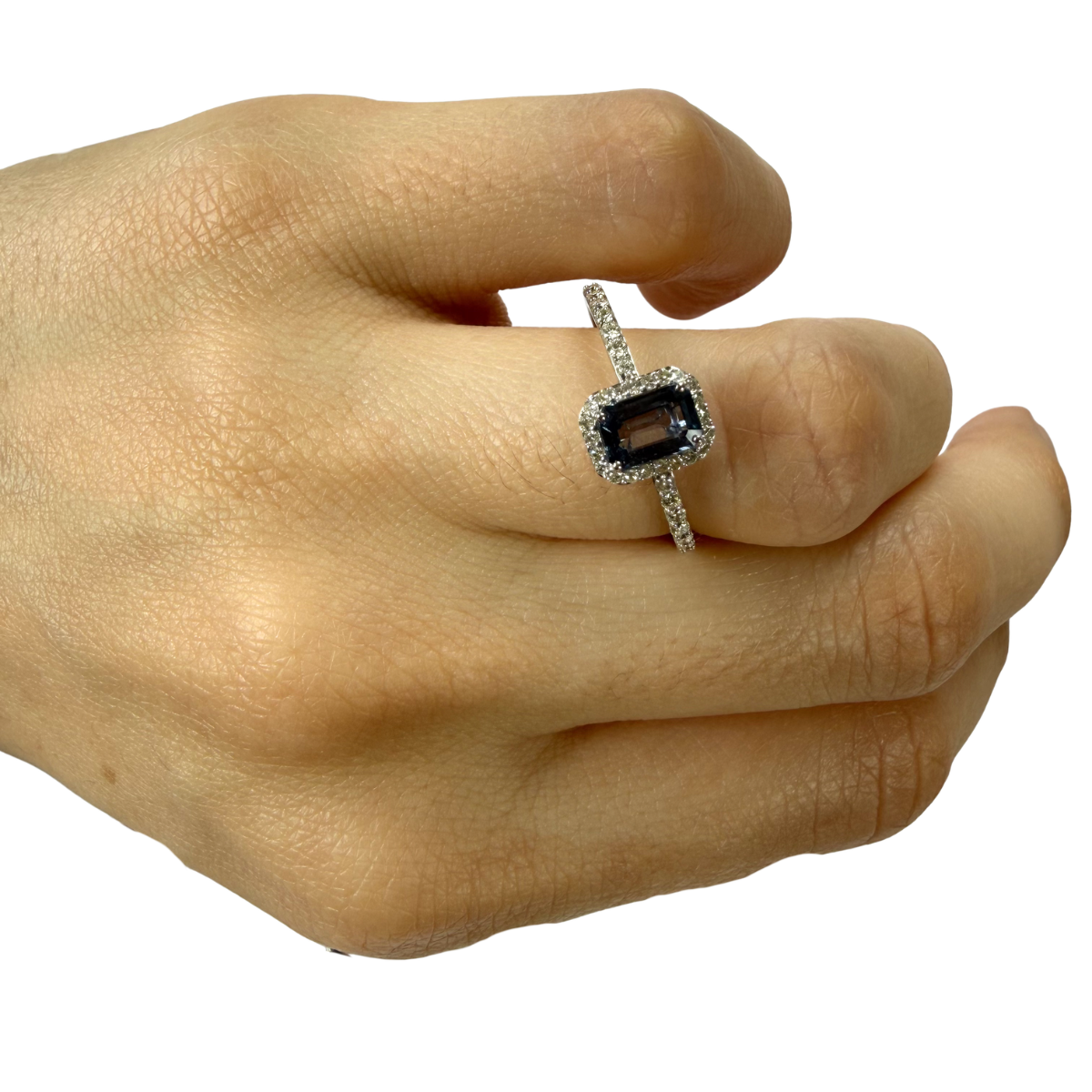 Anillo en oro blanco 10K con zafiro corte esmeralda y halo de diamantes 0.25ctw