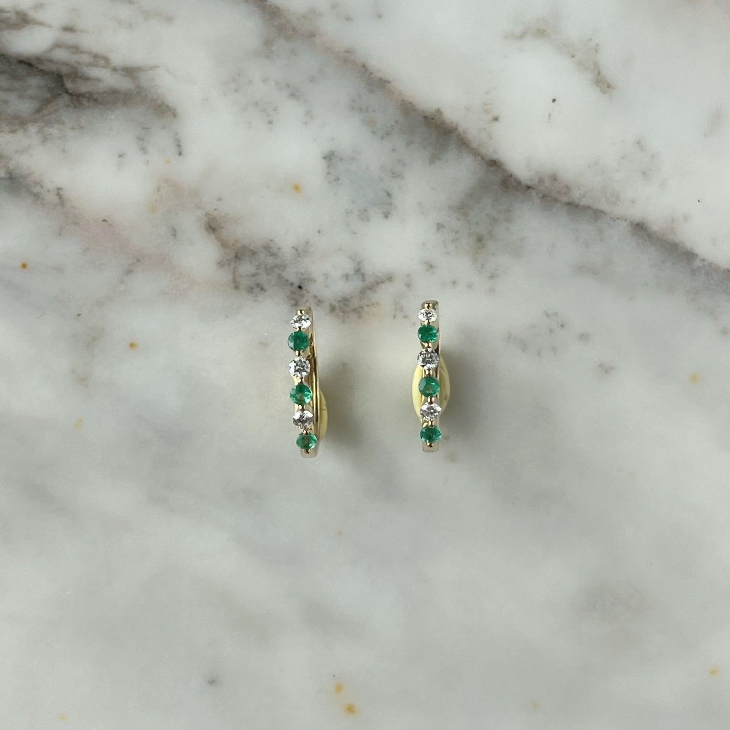Argollas en oro amarillo 10k con diamantes 0.12ctw y esmeraldas