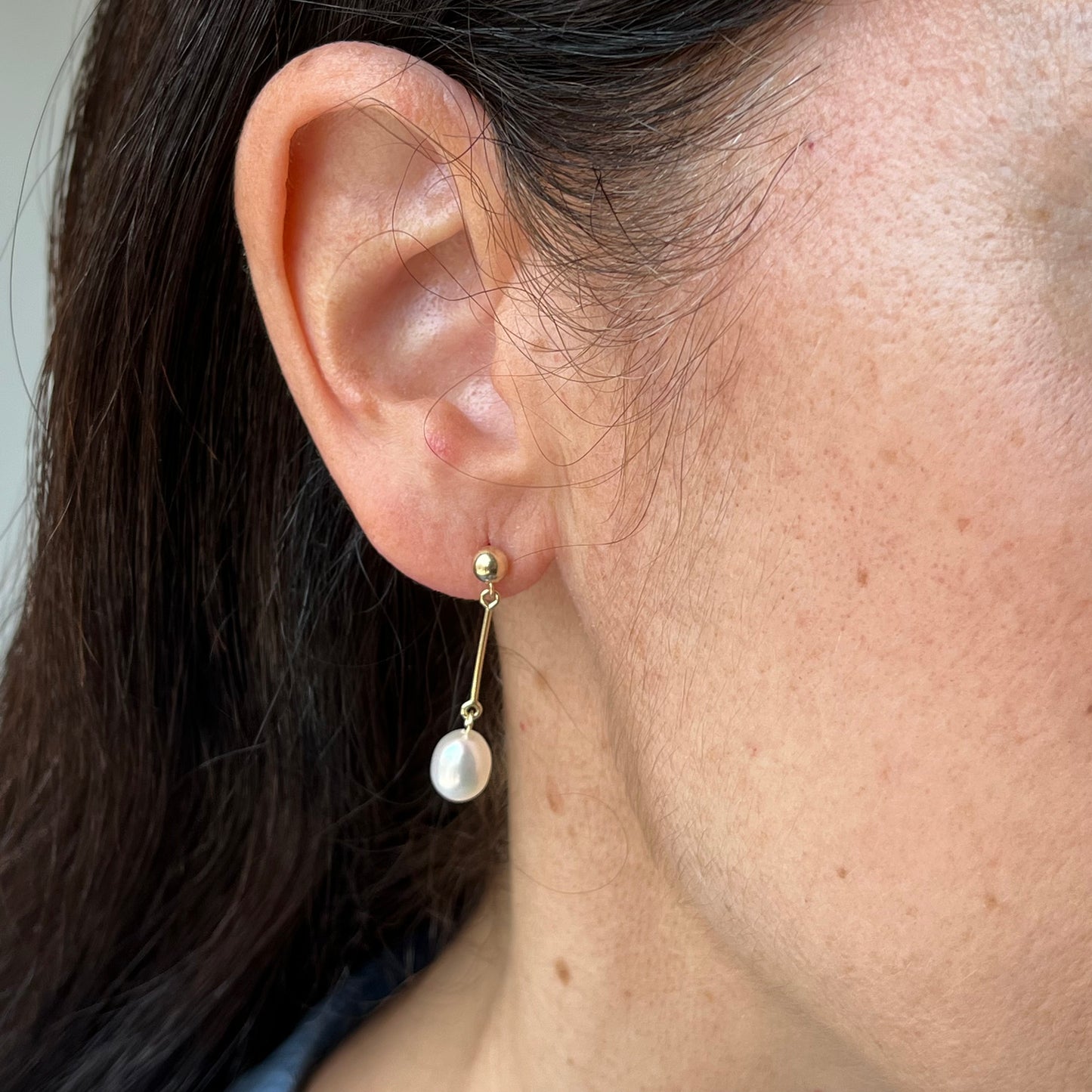 Aretes en oro amarillo 14k con barrita de oro y perla de agua dulce