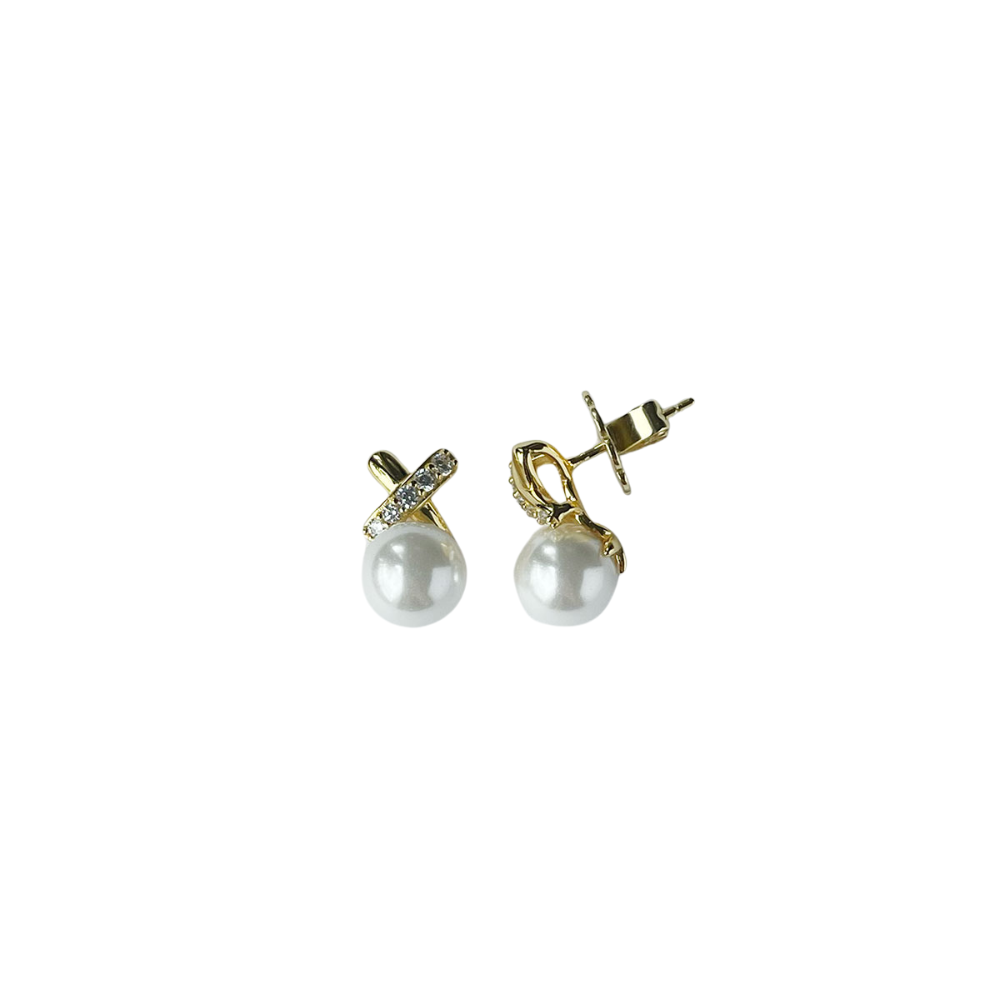 Aretes de plata con baño de oro amarillo con perla y una X arriba con línea de circonitas