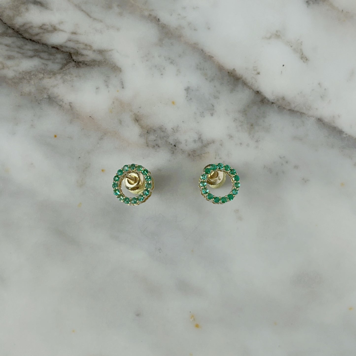 Aretes de círculos de esmeraldas en oro amarillo 10k con tope rosca
