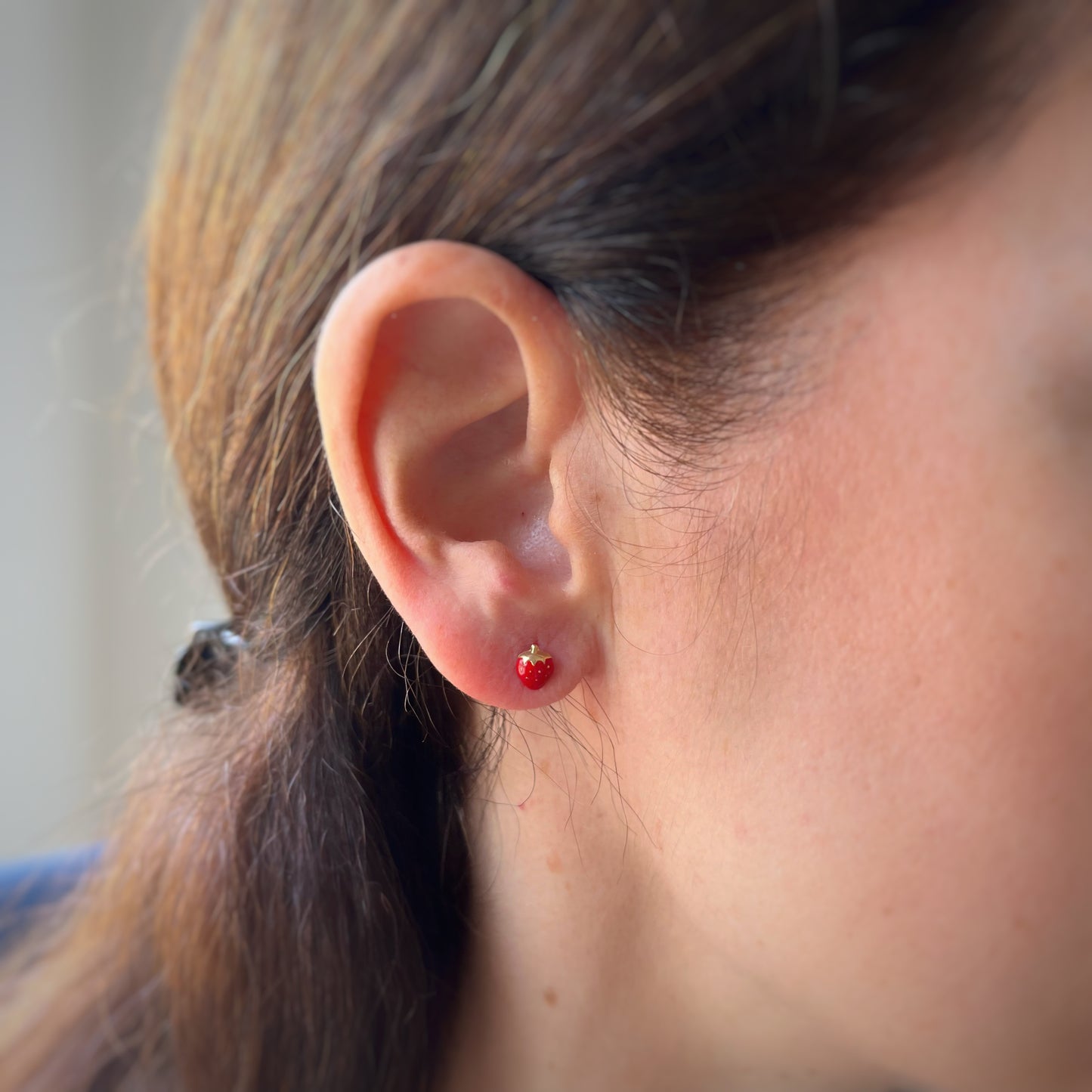 Aretes en oro amarillo de 18K frutillas esmaltadas con tope rosca