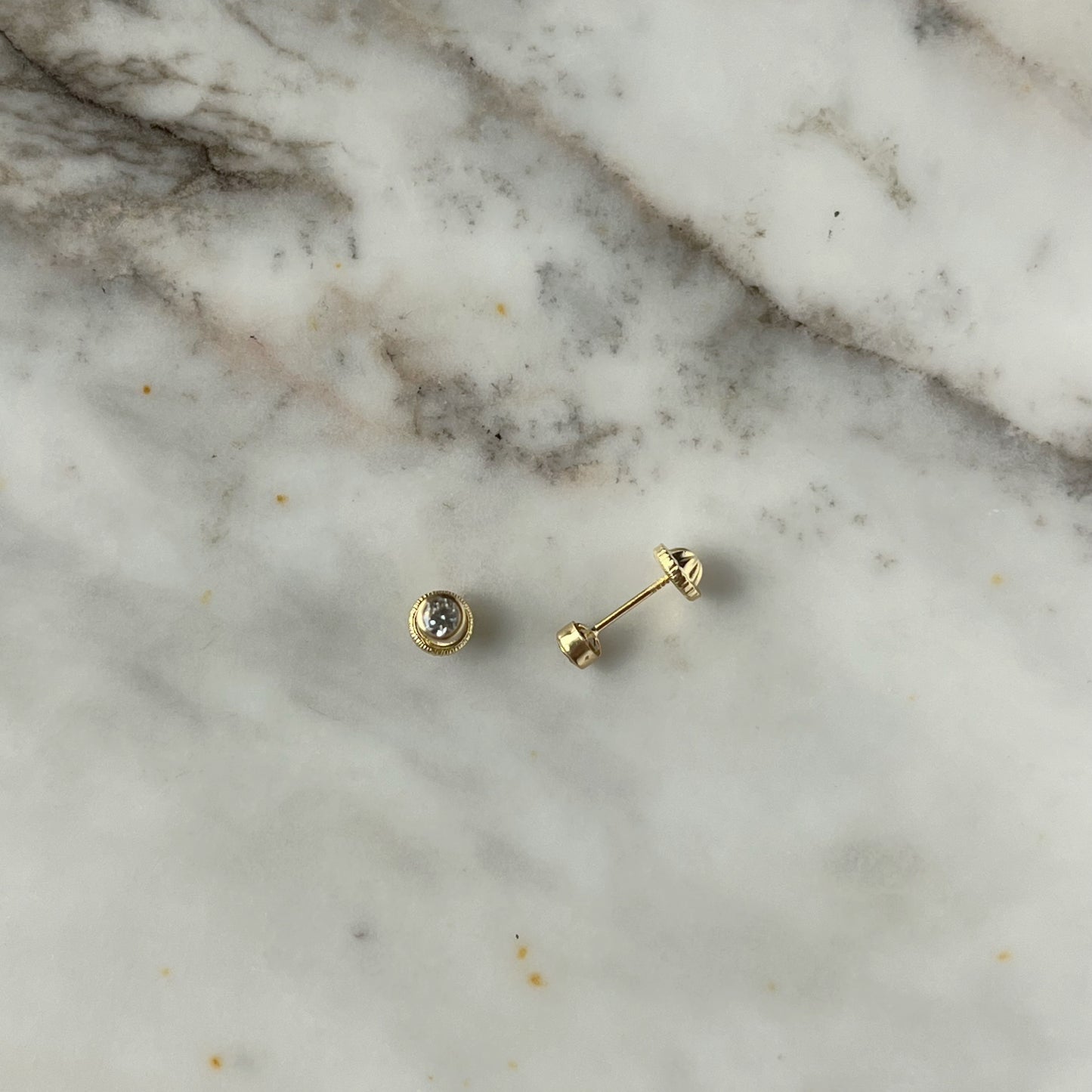 Aretes en oro amarillo de 18k con circonita biselada de 3mm con broche rosca
