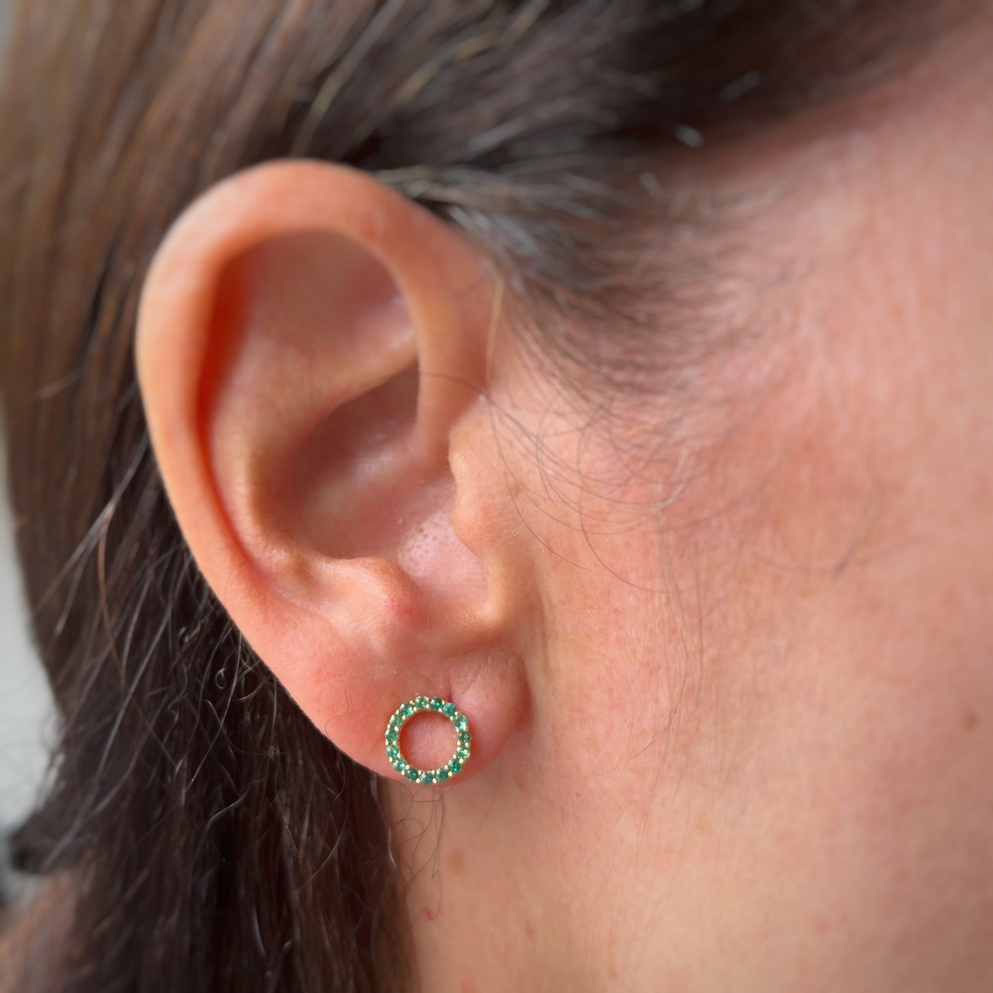 Aretes de círculos de esmeraldas en oro amarillo 10k con tope rosca