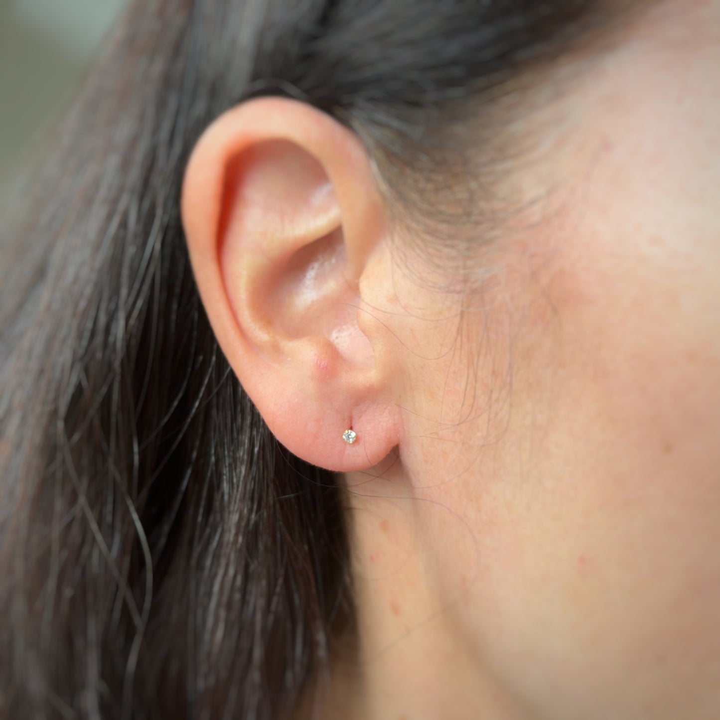 Aretes en oro amarillo 18k con circones de 2mm con broche rosca