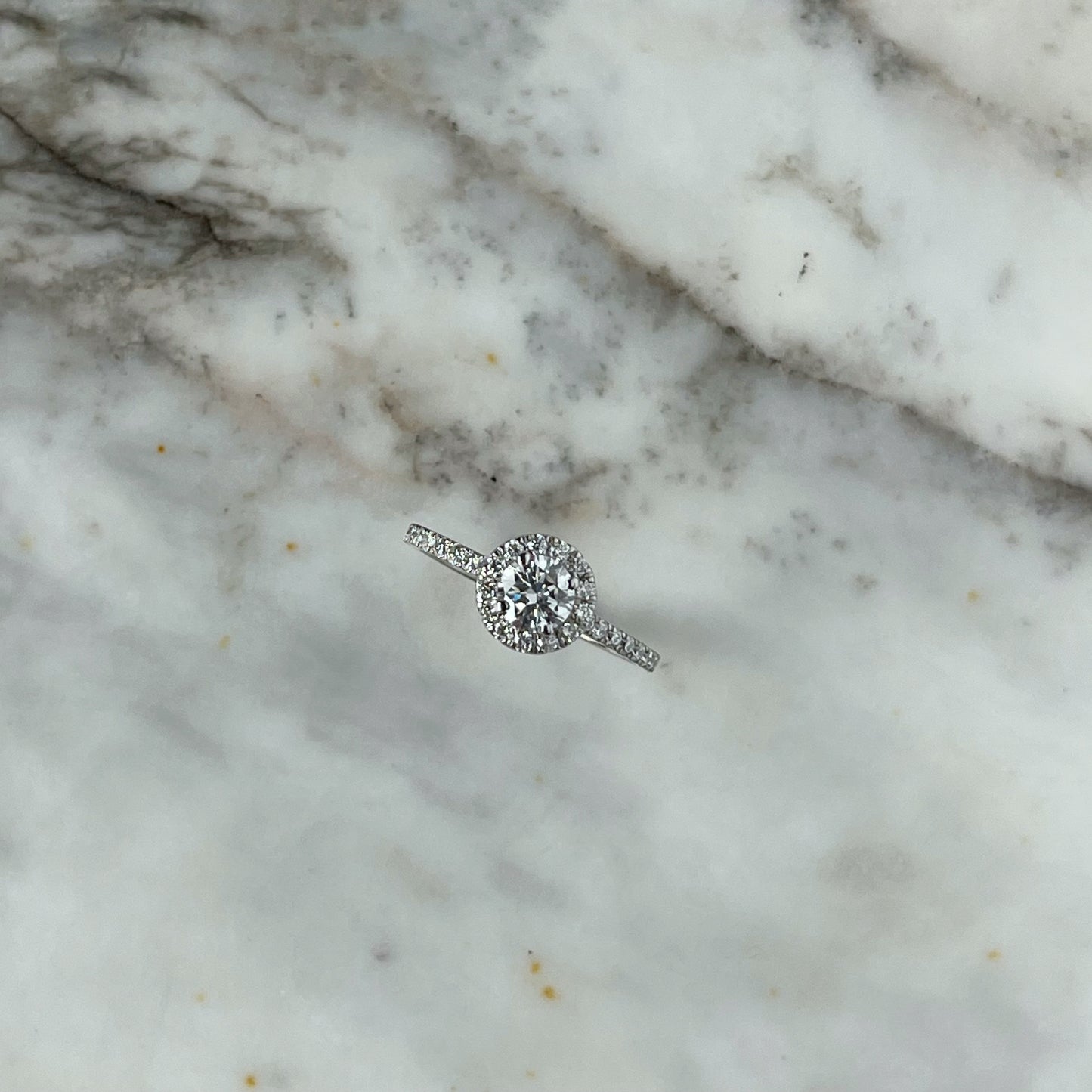Anillo de compromiso en oro blanco 14k con 1ctw diamantes de laboratorio