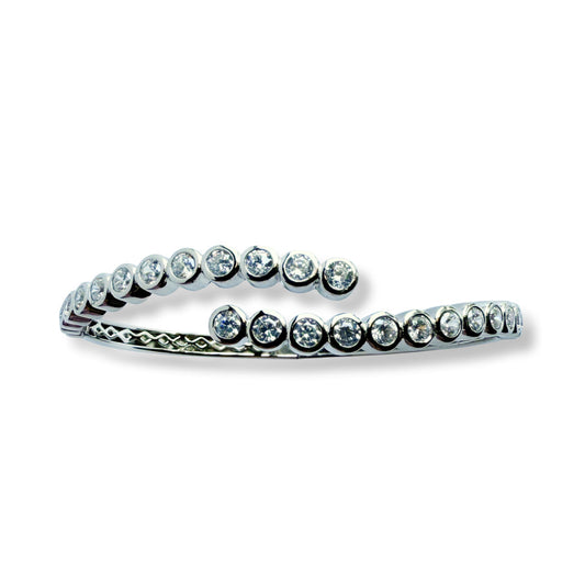 Pulsera de plata con circonitas redondas biseladas con mecanismo de bisagra