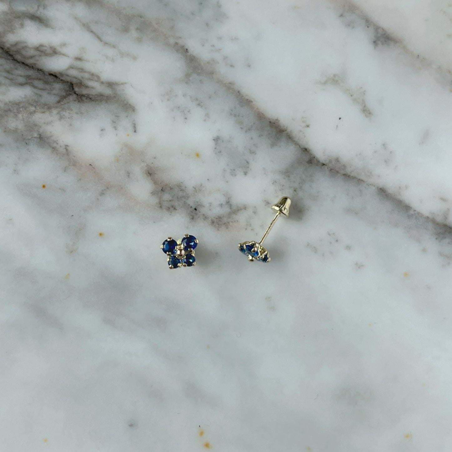 Aretes en oro amarillo 14k con mariposita de circonitas azul con broche rosca
