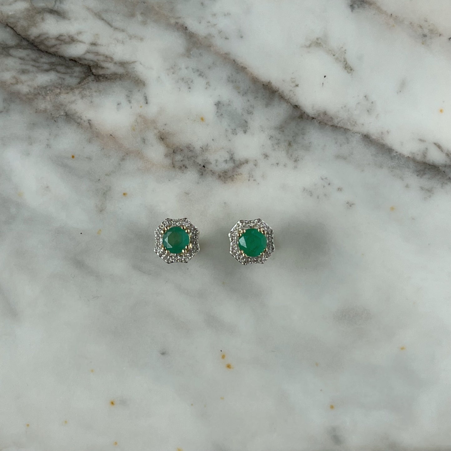 Aretes en oro amarillo 10k octagonales con esmeralda y diamantes 0.12ctw