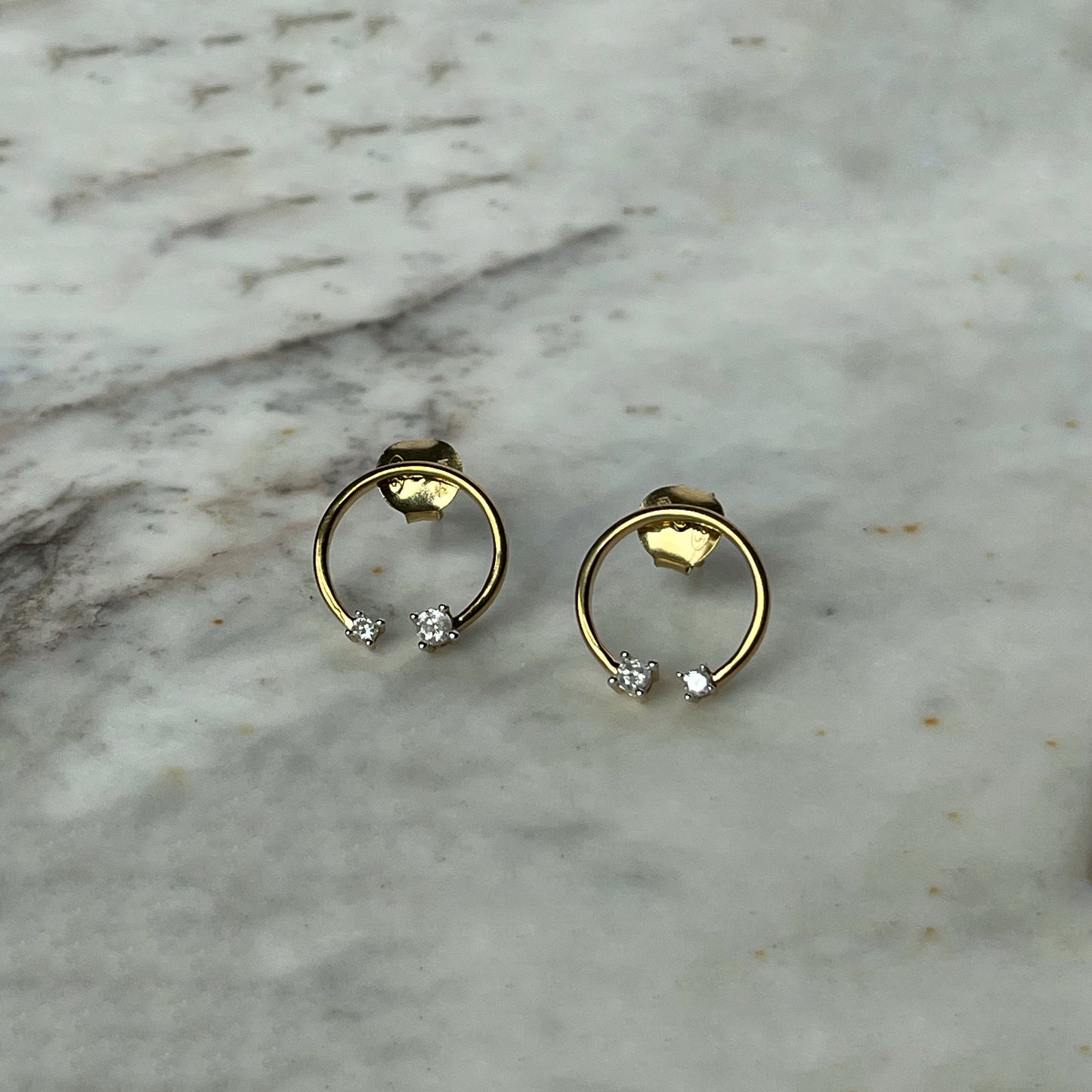 Aretes círculo abierto en plata con baño de oro amarillo con diamante de 0.14ctw