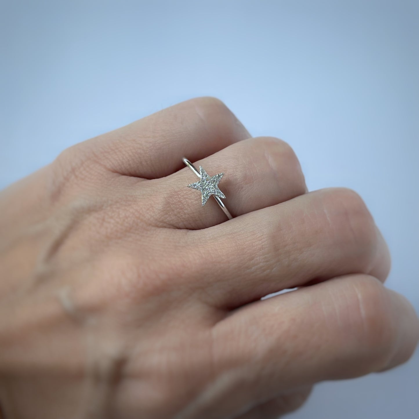 Anillo en oro blanco 10k con estrella de diamantes 0.08ctw