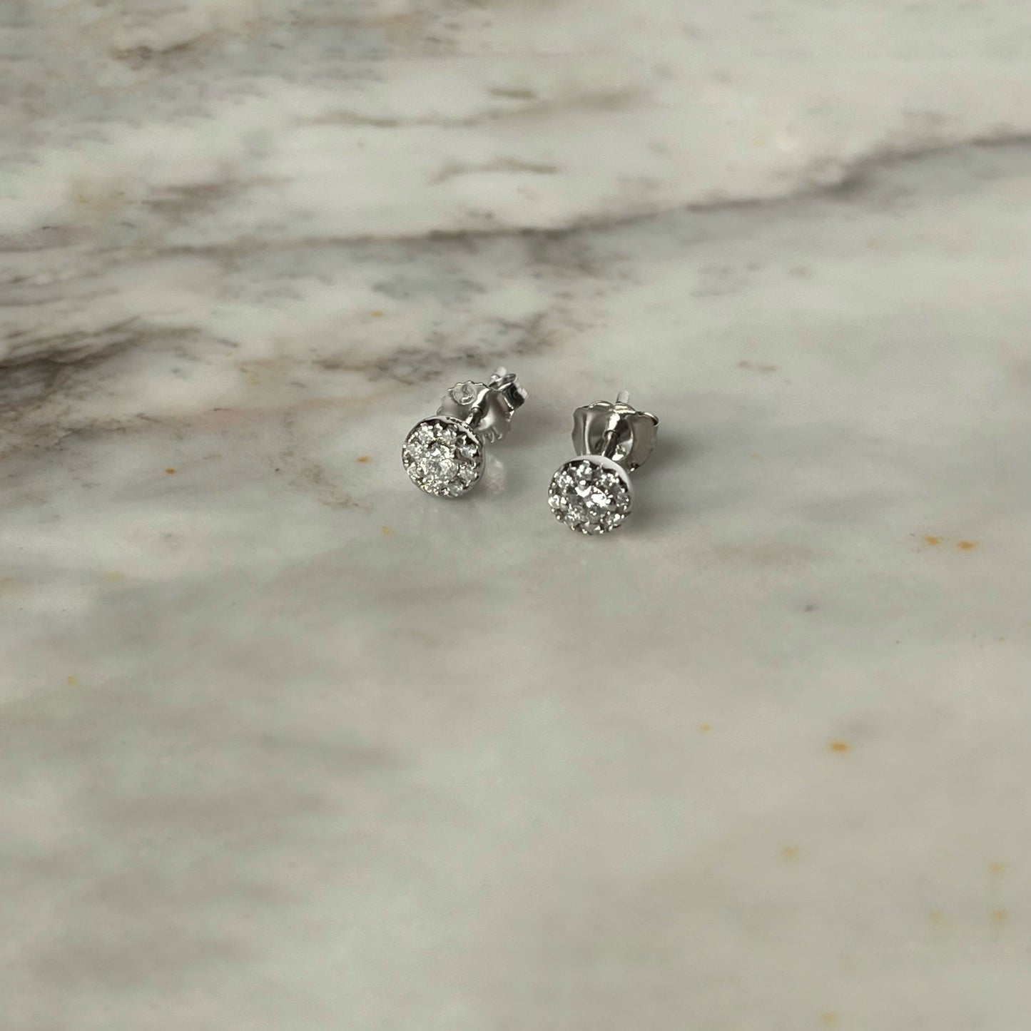 Aretes en oro blanco 14k stud con halo de diamantes 0.20ctw