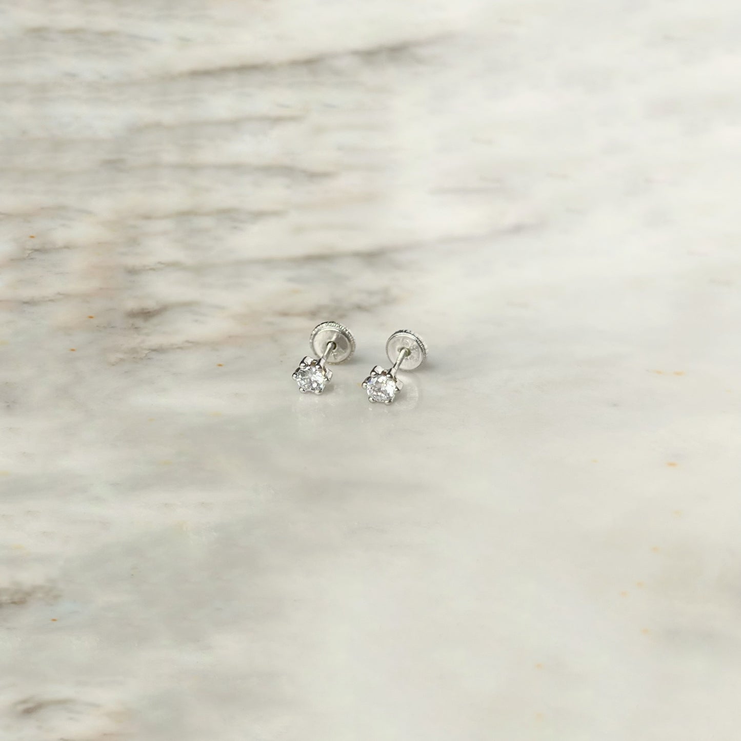 Aretes en oro blanco 14k con circón redondo con broche rosca