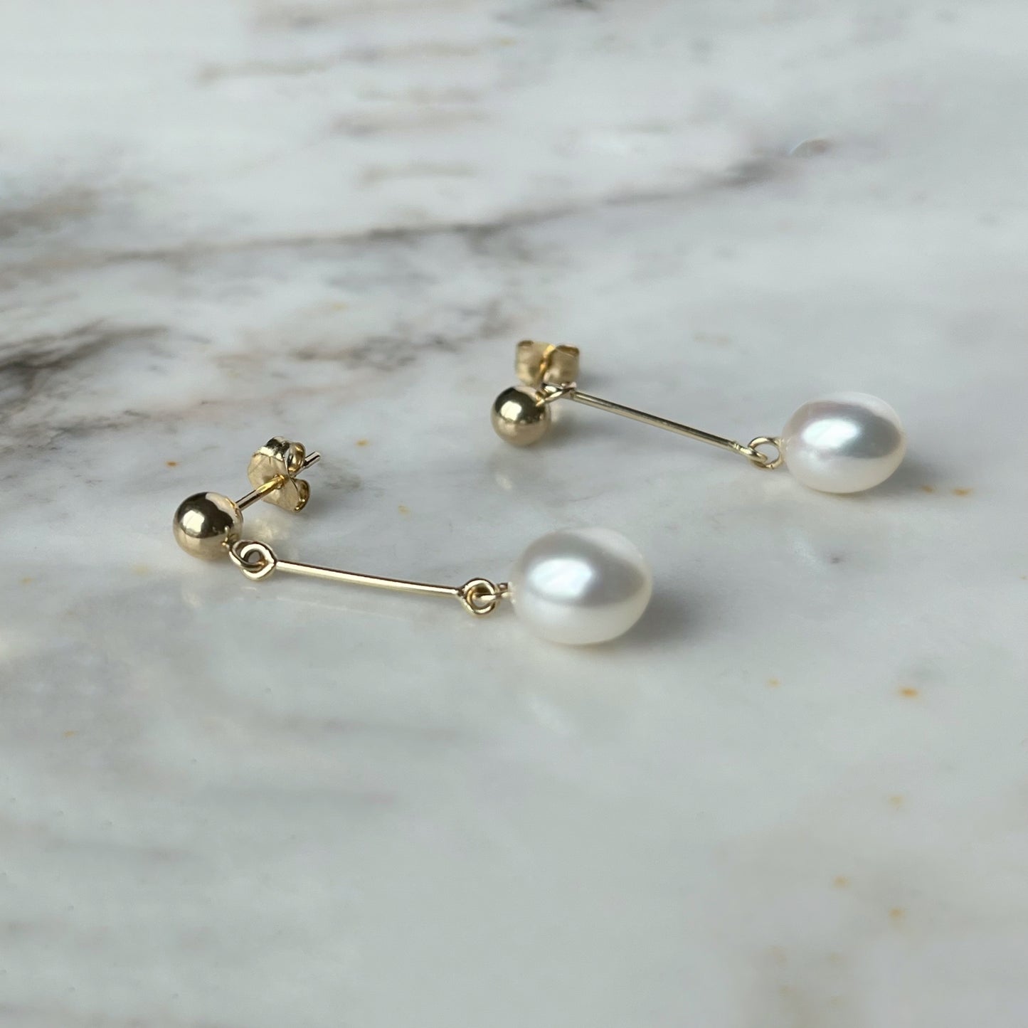 Aretes en oro amarillo 14k con barrita de oro y perla de agua dulce