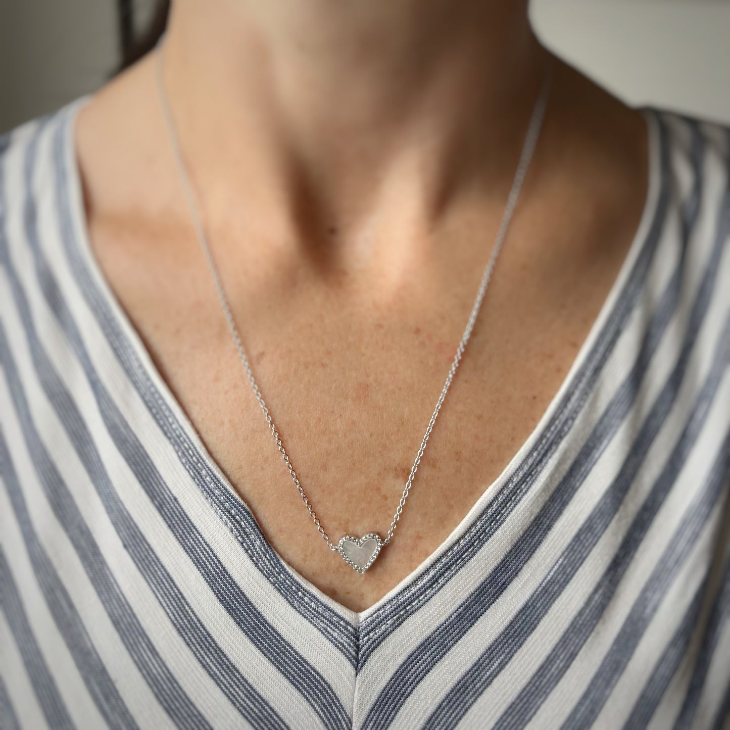 Collar con corazón de madre perla blanca y circonita en plata con baño de platino