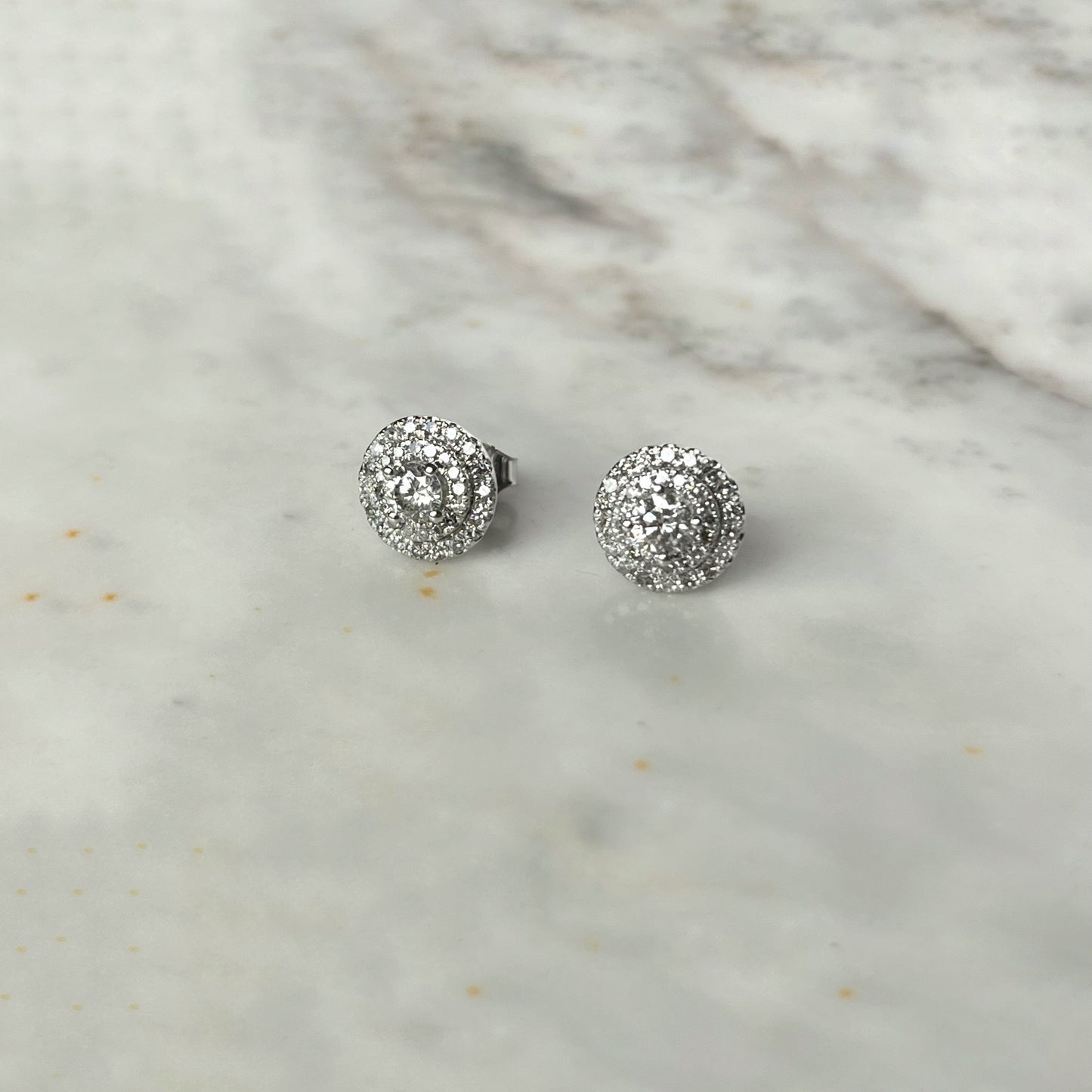 Aretes en oro blanco 10k con doble halo diamantes 0.75ctw