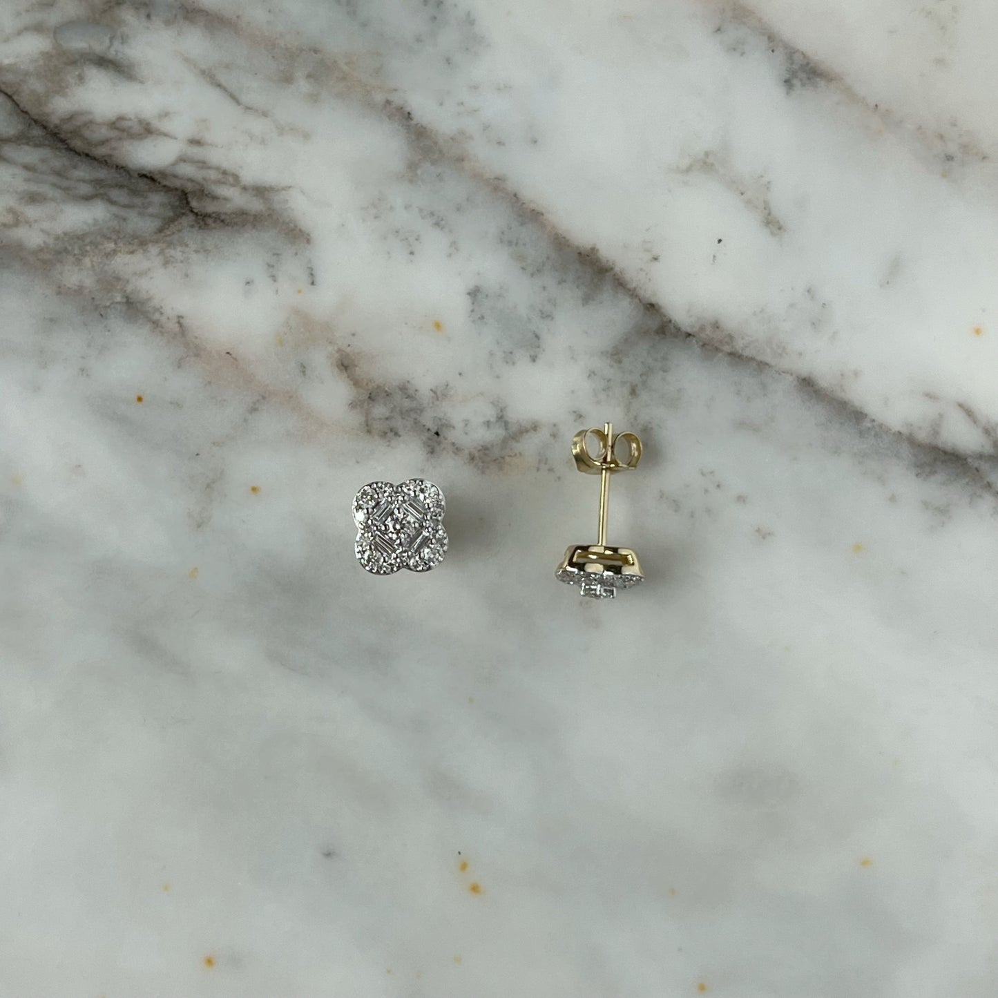 Aretes en oro blanco y amarillo 10k en forma de flor de diamantes 0.50ctw